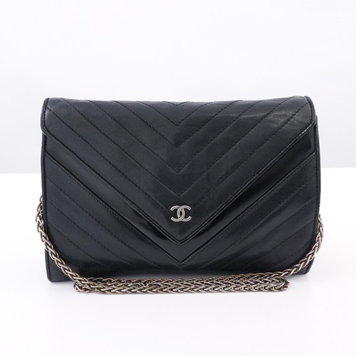 Chanel logo chevron quilted - cc,
